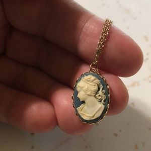 exquisitely detailed costume cameo 18in chain EUC